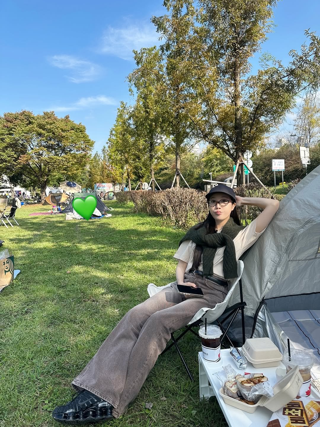 Photo by 이해리 on October 29, 2025. May be an image of campsite, picnic, park and text.