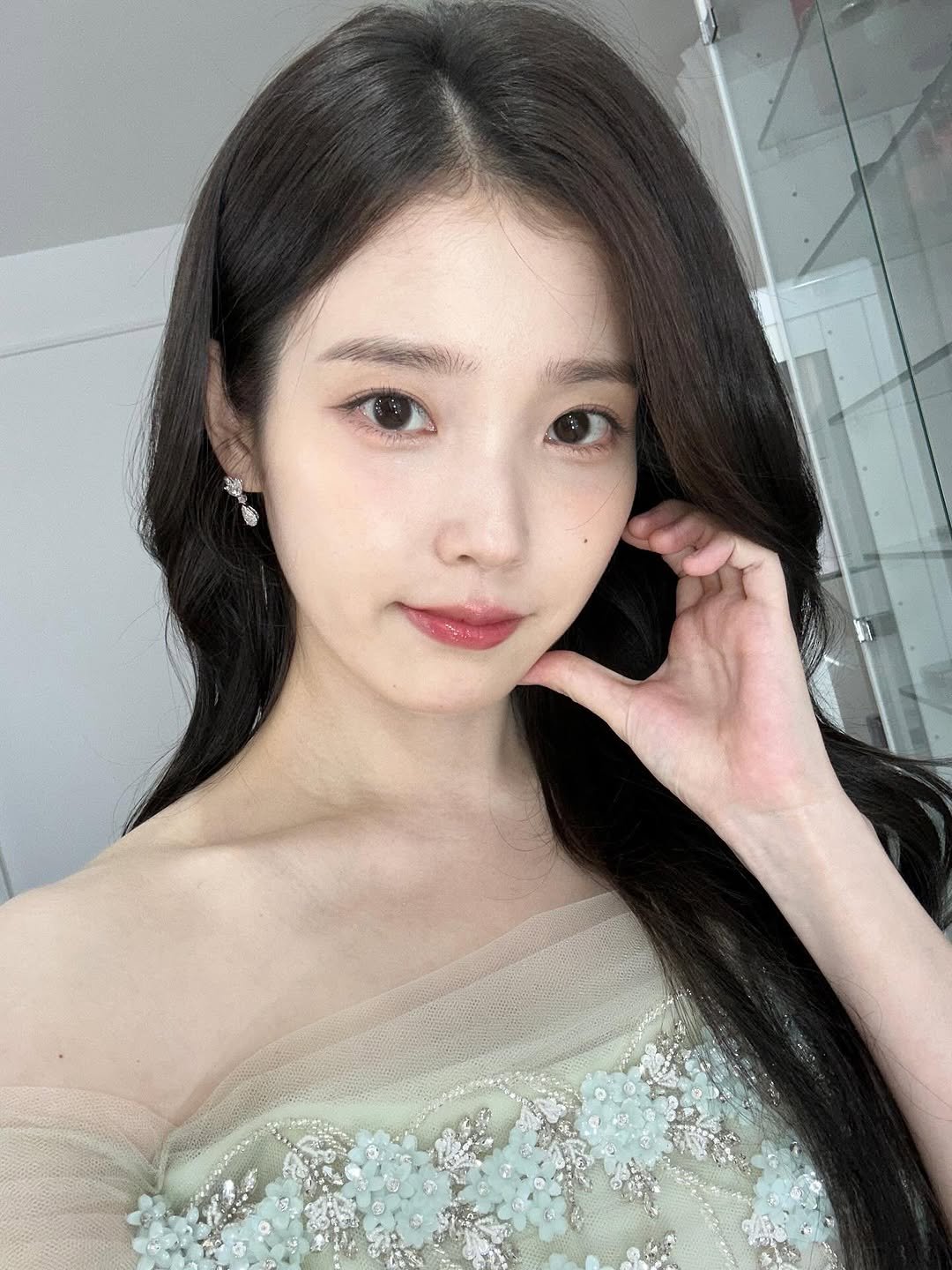 Photo shared by 이지금 IU on July 19, 2025 tagging @kimggotbi, @ok_ouioui, and @stylist_eel.