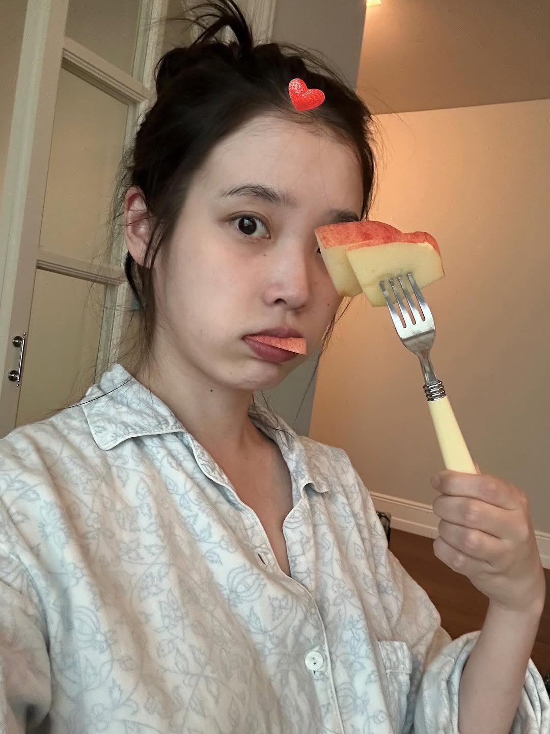 Photo by 이지금 IU on September 30, 2025. May be an image of 1 person, hair brush, brush, spatula, scraper, bath robe, fork, toothbrush and text.