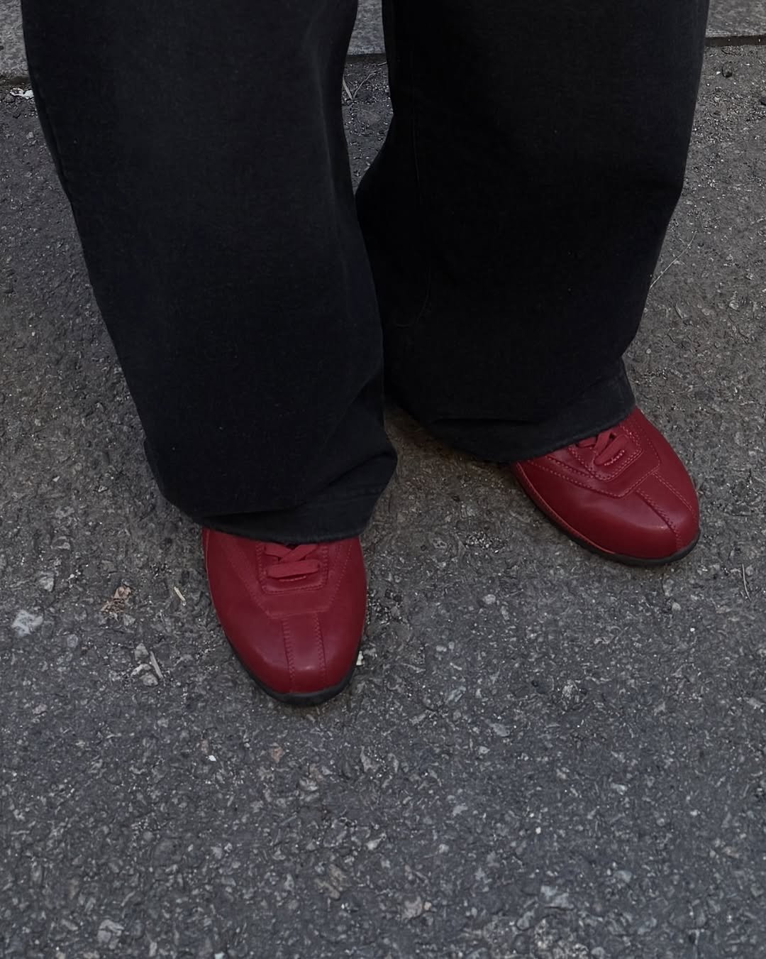 Photo by DNSR 디앤에스알 on January 11, 2026. May be an image of wingtip shoes, toecap shoes, curb and text.