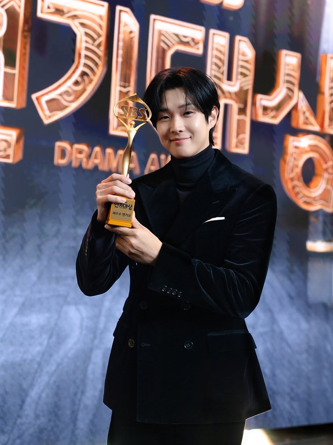 Photo shared by CHOIWOOSHIK on December 31, 2025 tagging @hye_young_style, @fable__company, and @lepic_cheongdam. May be an image of blazer and text.