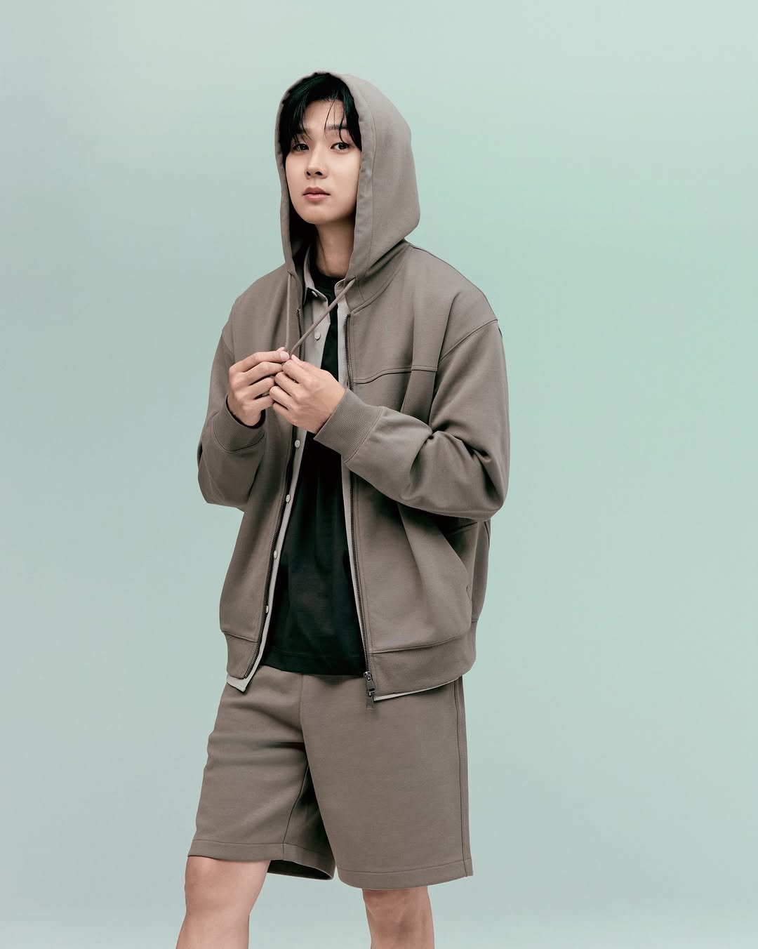 Photo by CHOIWOOSHIK on April 08, 2026. May be an image of duffle coat, goosedown coat, jacket, drawstring, fleece, sweatpants, shorts, raincoat, parka, sportswear and text.