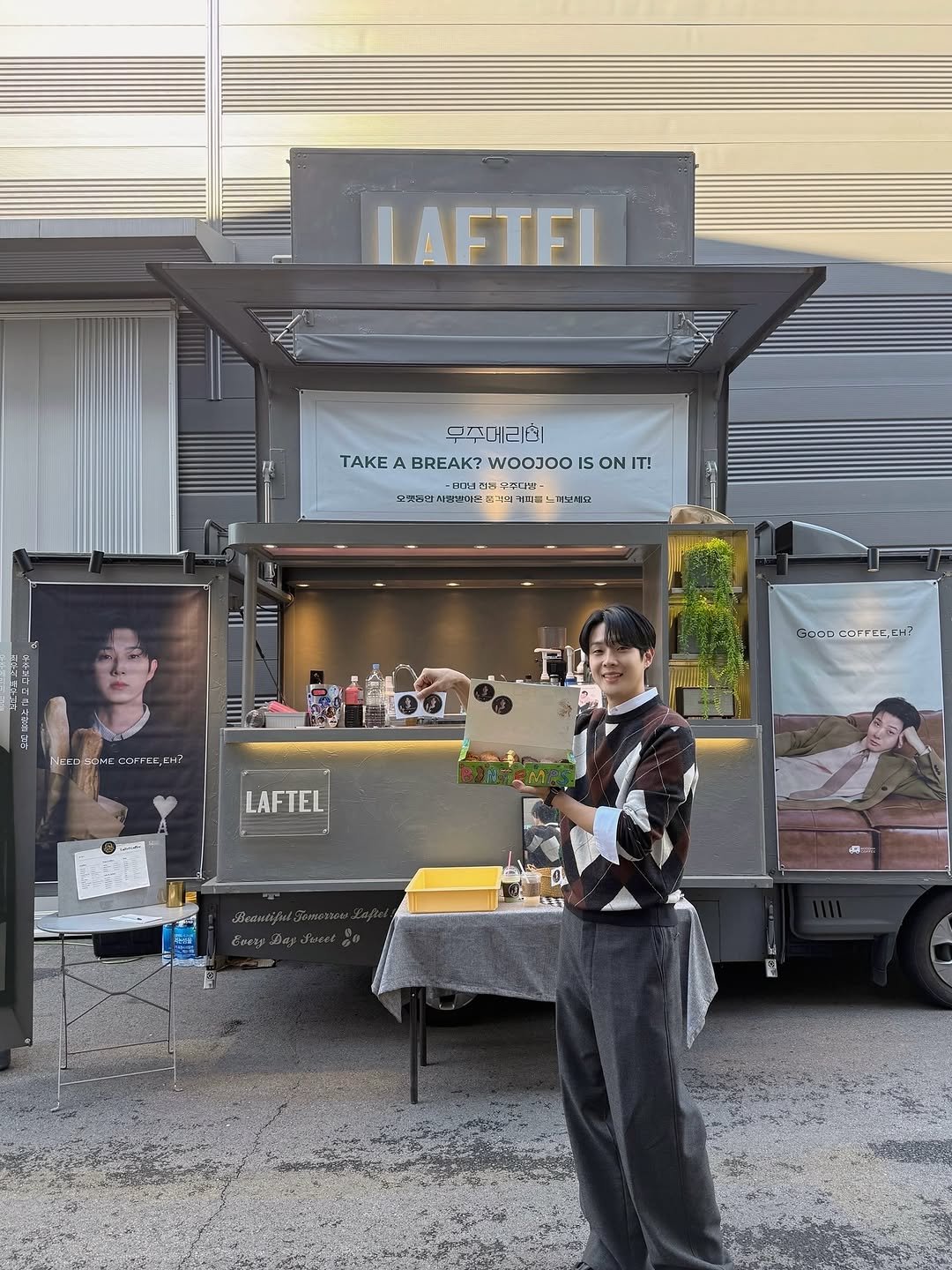 Photo by CHOIWOOSHIK on October 08, 2025. May be an image of 3 people, coffee maker, trailer, cornflower and text.