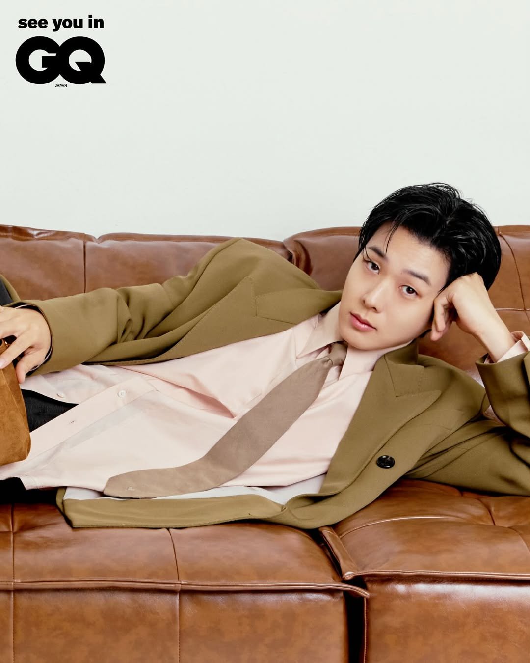 Photo shared by 𝐀𝐌𝐈 𝐀𝐥𝐞𝐱𝐚𝐧𝐝𝐫𝐞 𝐌𝐚𝐭𝐭𝐢𝐮𝐬𝐬𝐢 on September 22, 2025 tagging @gqjapan, and @dntlrdl. May be an image of poster and bolo tie.