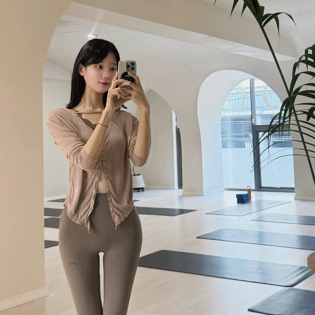 Photo by 운동하는 도로시💗 on November 18, 2025. May be an image of activewear, sweatpants, turtleneck, sportswear, tights and text.