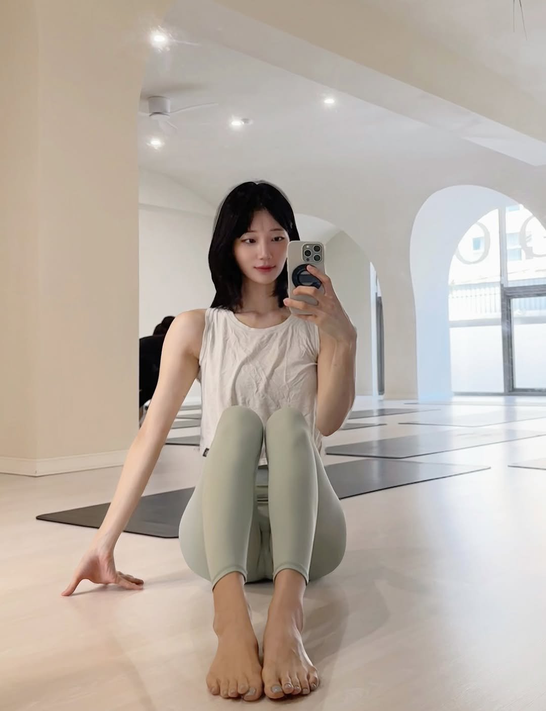 Photo by 운동하는 도로시💗 on December 17, 2025. May be an image of tights, mirror and text.