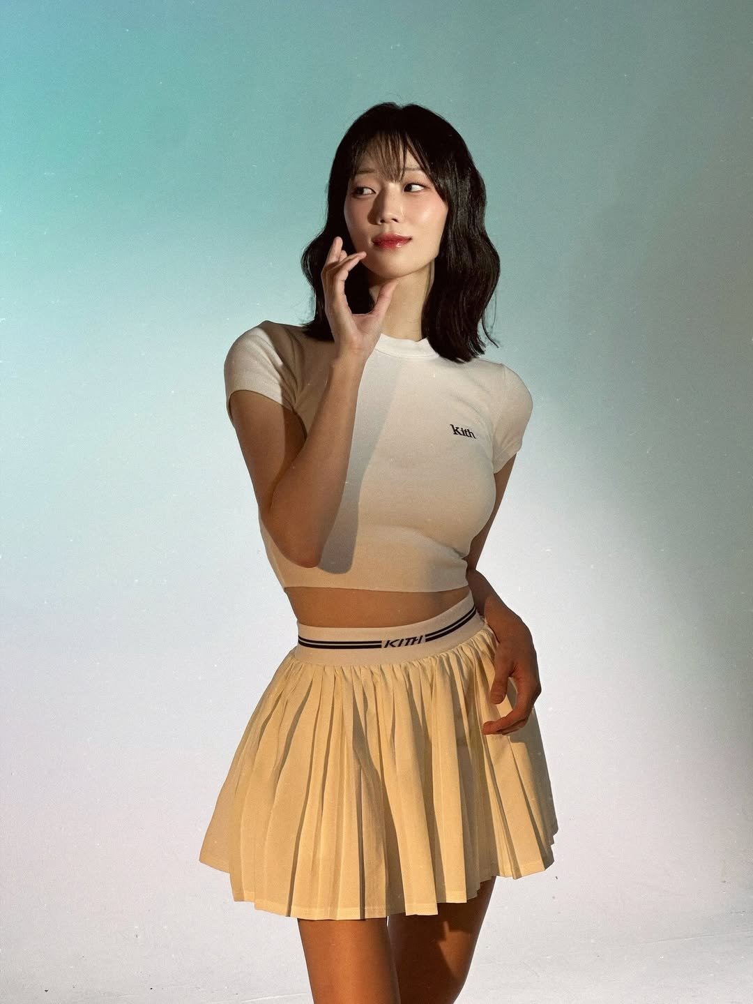 Photo by 운동하는 도로시💗 on November 22, 2025. May be an image of one or more people, bangs, miniskirt and text.