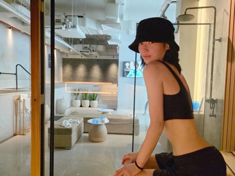 Photo by 운동하는 도로시💗 on December 04, 2025. May be an image of hat, bra and text.