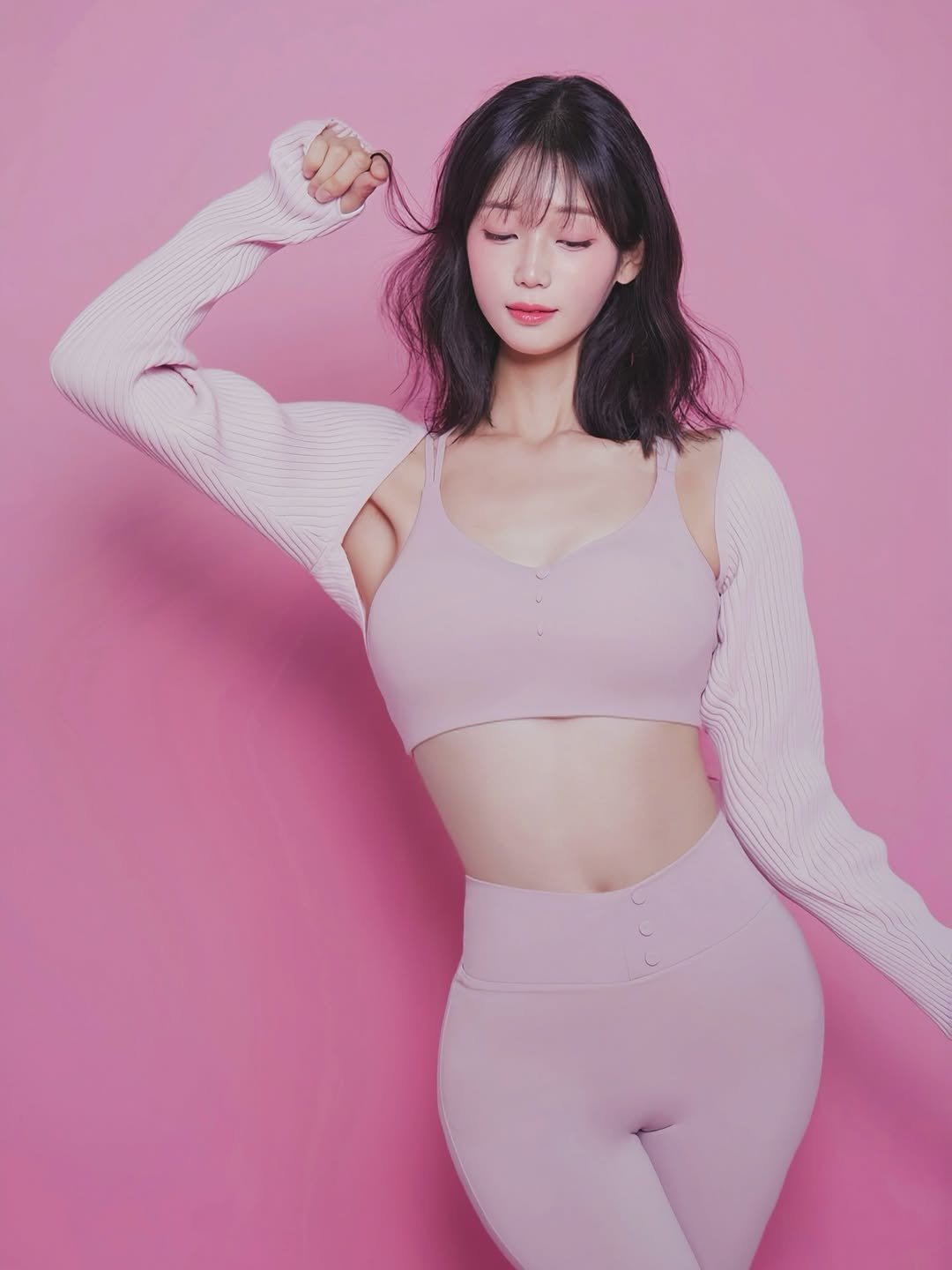 Photo by 운동하는 도로시💗 on December 24, 2025. May be an image of activewear, bra, sportswear, tights, top and text.