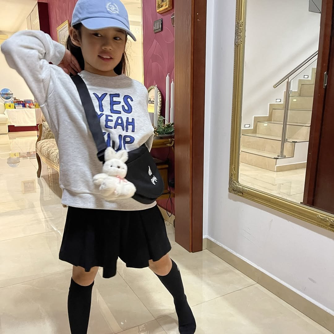Photo shared by 도브리마마 💕Mothers Lab 무료자료 on November 12, 2025 tagging @beanpolekids. May be an image of hat, drawstring, sweatshirt, miniskirt, baby shoes and text.