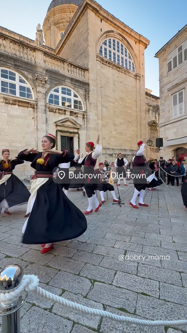 dobry_mama 게시물 이미지: 오늘 올드타운에 나갔는데 우연히 
크로아티아 전통 민속춤 공연을 봤어요
한참 봤네요...