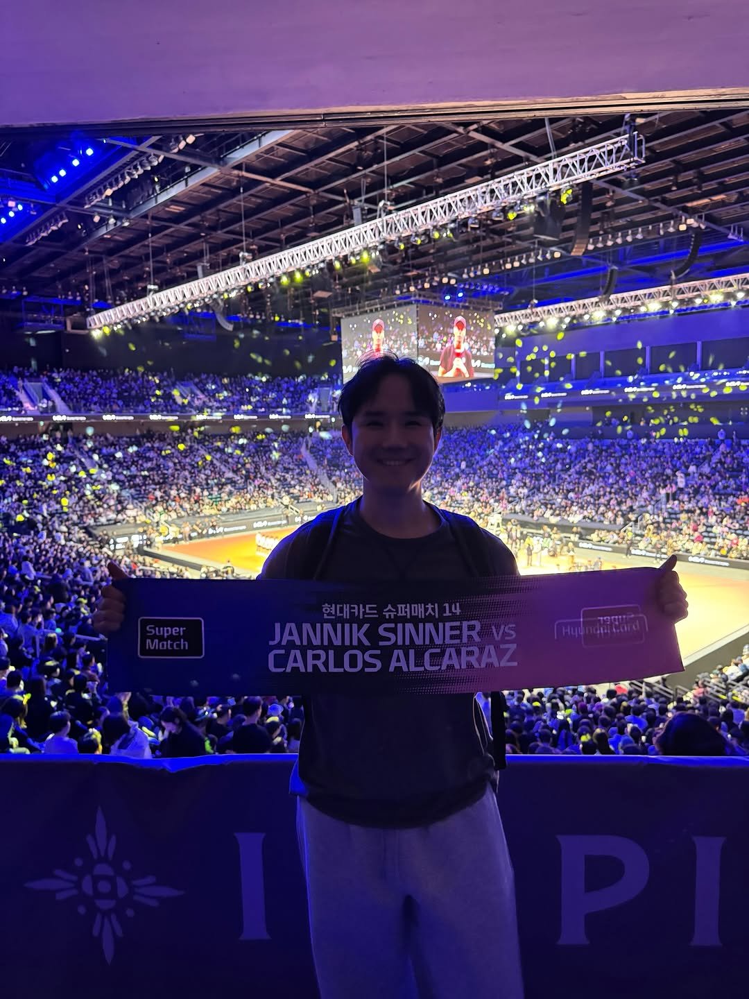 Photo by 배승한 on January 10, 2026. May be an image of ‎crowd, stadium and ‎text that says '‎م,۲۲۲ Super Match 현대카드 슈퍼매치14 JANNIK SINNER JANNIKSINNERVS VS CARLOS ARLOSALCARAZ ALCARAZ HuфTKиKR!‎'‎‎.