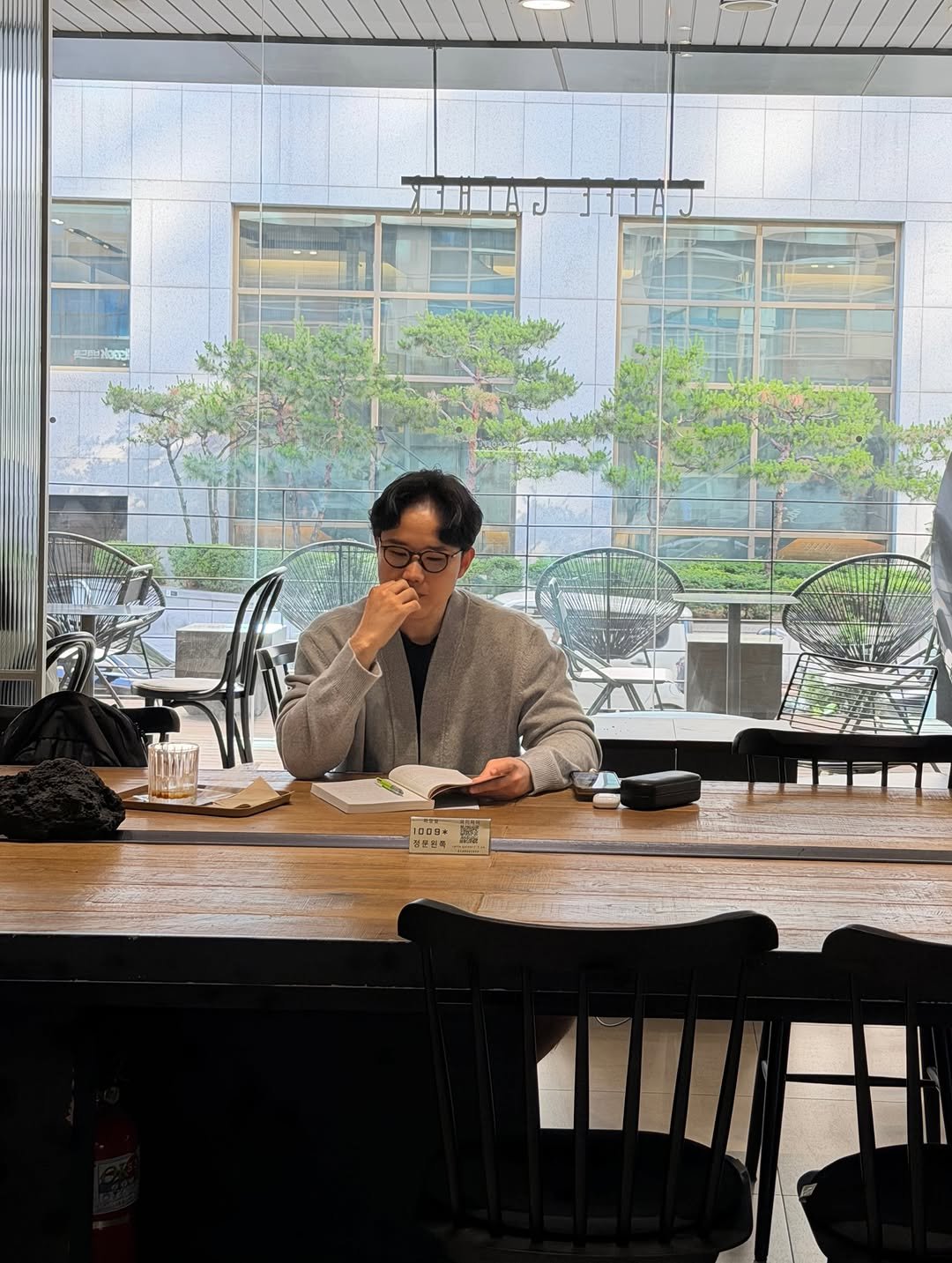 doctorbaesh 게시물 이미지: 바쁜 일상 뒤에 찾아온 뜻밖의 선물 같은 시간.☕️

조용한 공간에서 좋아하는 책을...