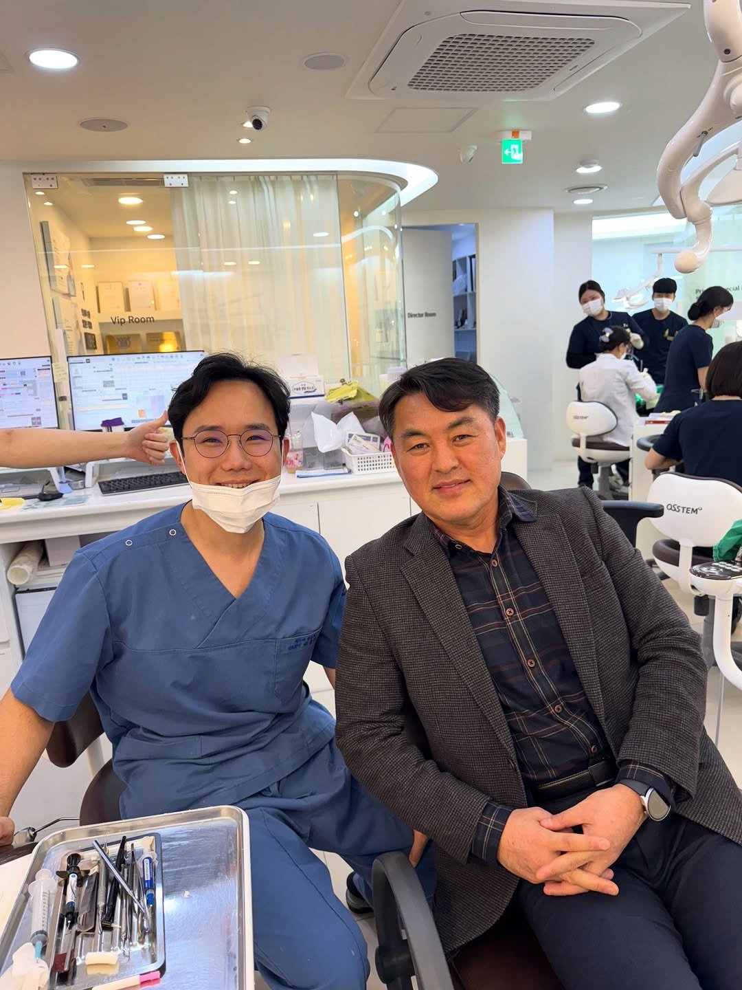 Photo by 배승한 on December 20, 2025. May be an image of one or more people, people smiling, hospital and text that says 'Ei Vip Room BO OSSTEM" OSST'.