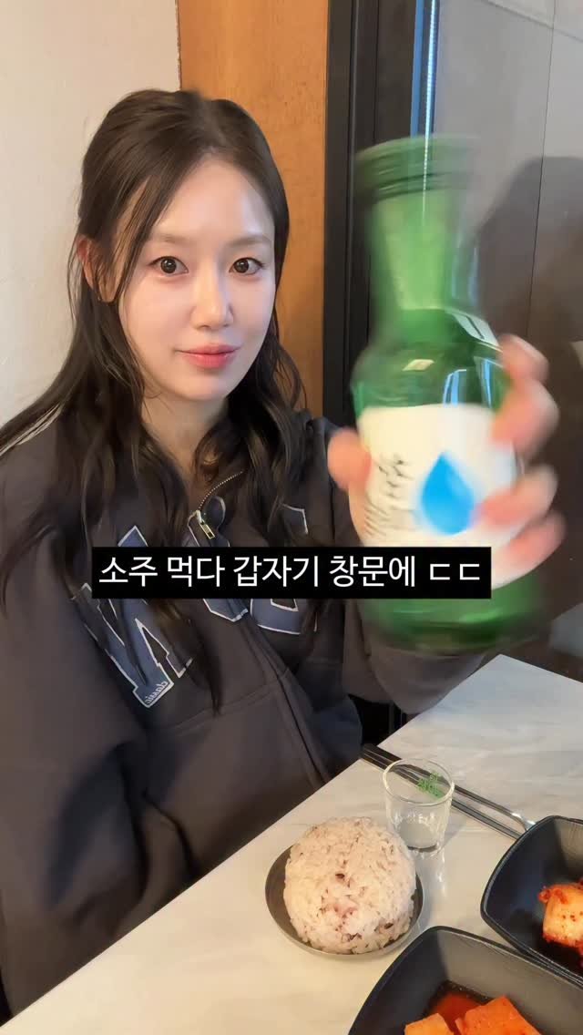 dodai_cook 게시물 이미지: 소주 먹다 갑자기 창문에 ㄷㄷ

모르는 분인데 올려도 돼요 하고 쿨하게 가셨어여...