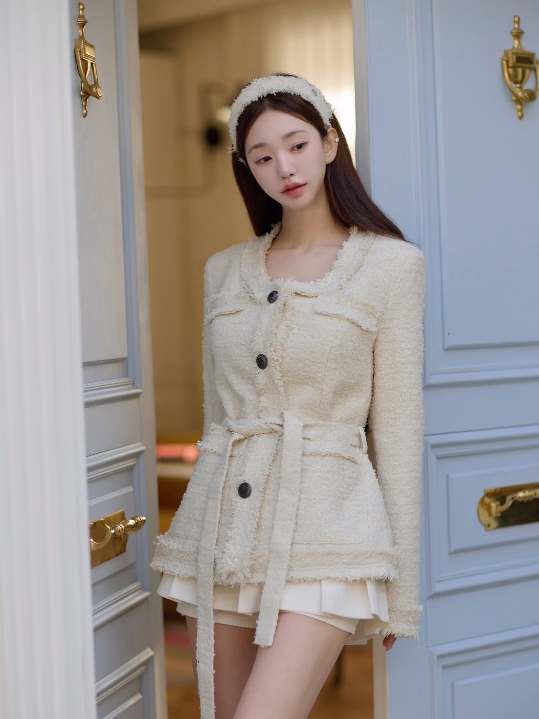 Photo by 김도연 on November 05, 2025. May be an image of duffle coat, overcoat, blazer, dress, miniskirt and text.