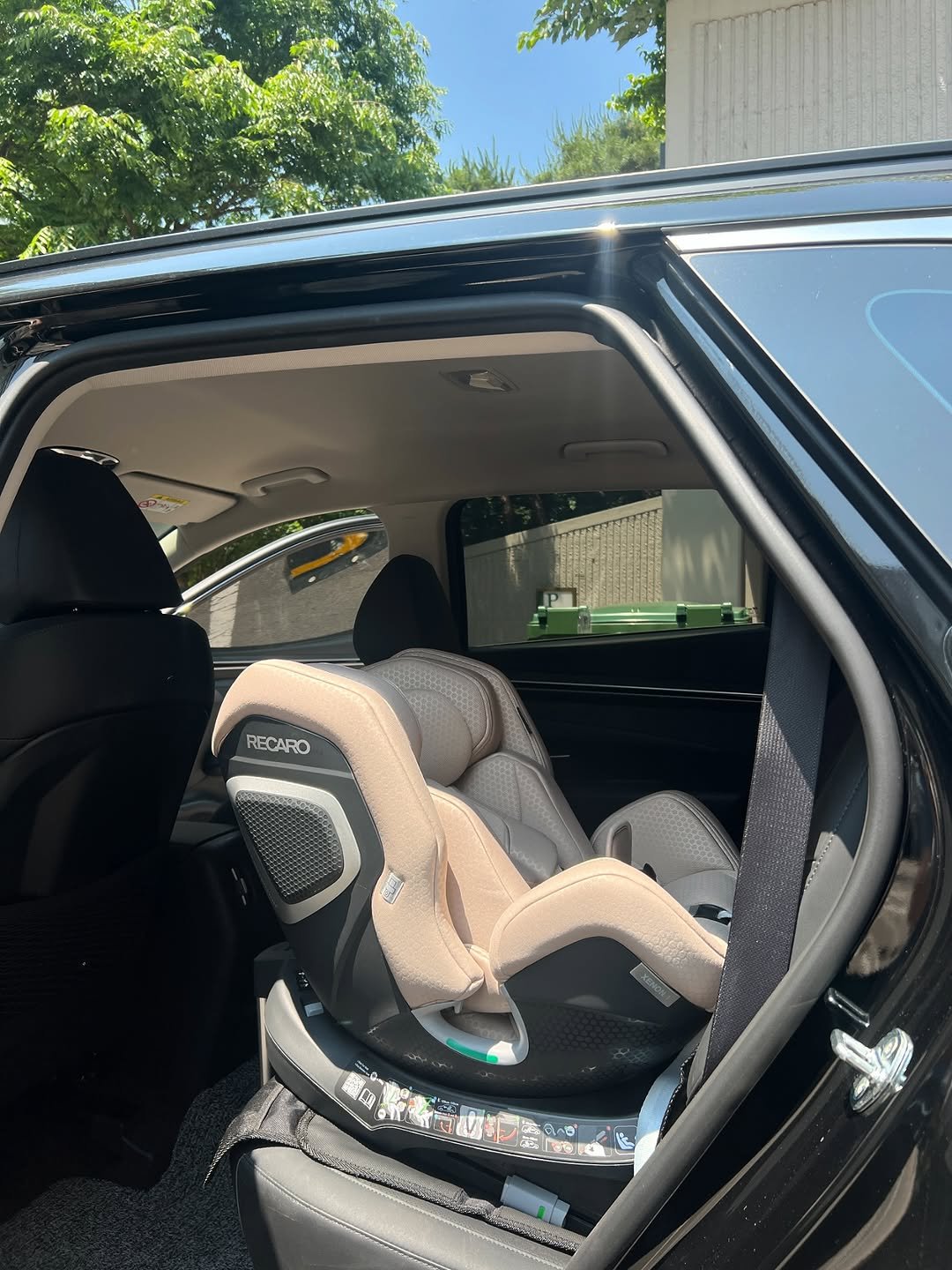 Photo shared by 도둥이네 on June 06, 2025 tagging @recarokids_kr. May be an image of limousine, minivan, windshield and seatbelt.