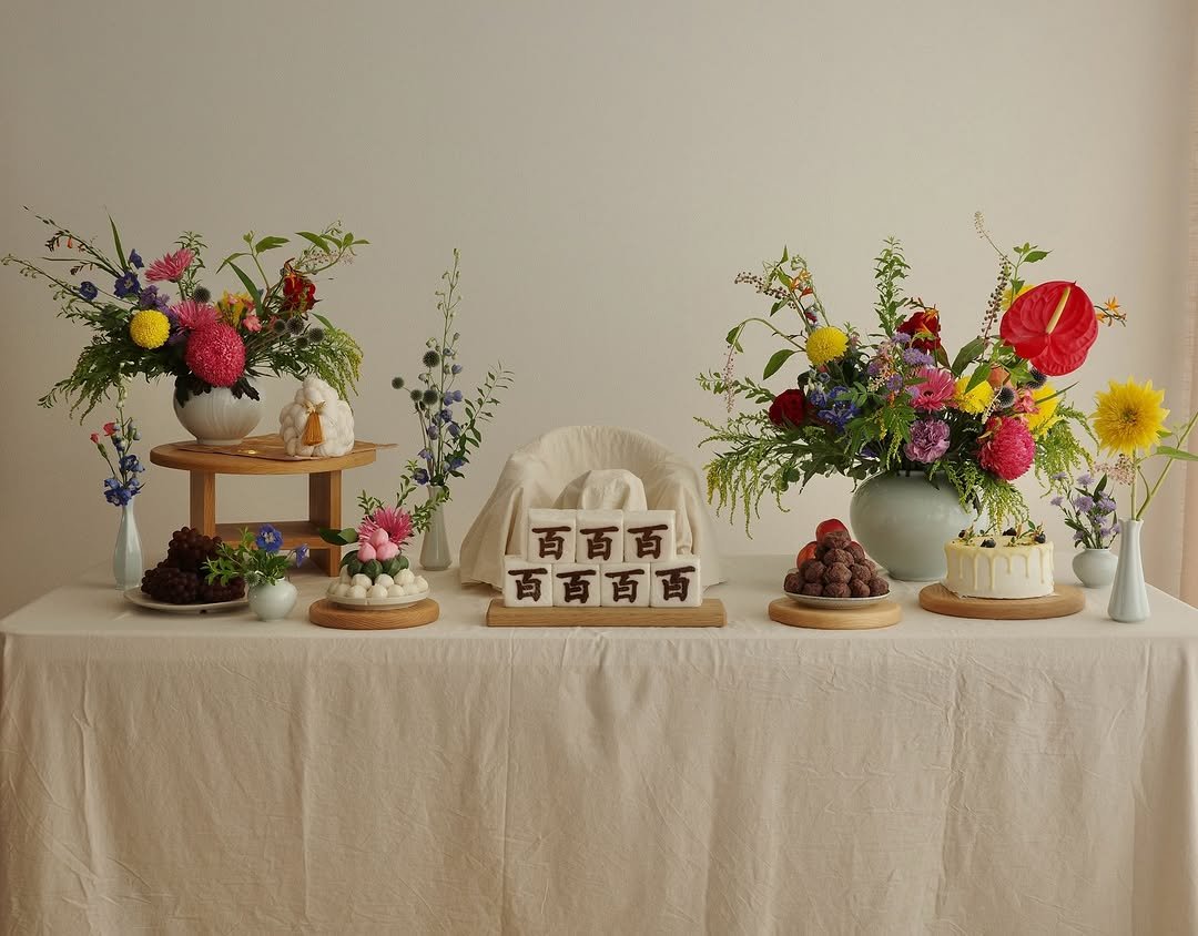 Photo by 도둥이네 on June 28, 2025. May be an image of flower arrangement, tablecloth, baby's-breath, prairie gentian, globe amaranth, carnation and text that says '百百百 百百百百'.