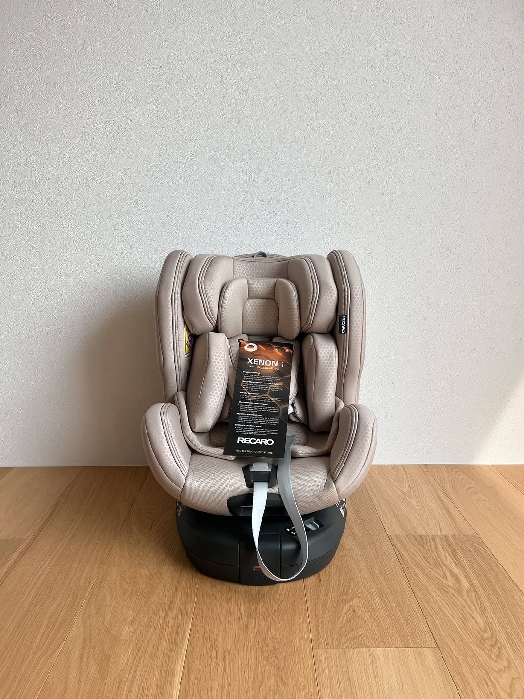 Photo shared by 도둥이네 on June 06, 2025 tagging @recarokids_kr. May be an image of playpen, buggy, baby bed and chair.