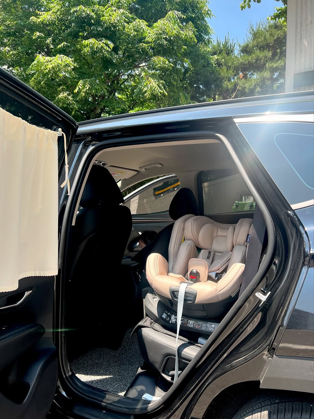 Photo shared by 도둥이네 on June 29, 2025 tagging @recarokids_kr. May be an image of rearview mirror, limousine, minivan, seatbelt, windshield and text.