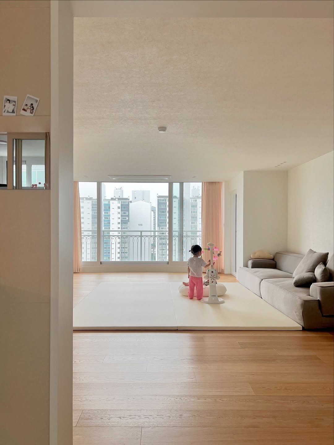 Photo shared by 도둥이네 on June 12, 2025 tagging @creamhaus. May be an image of living room, indoors, sliding door and text.