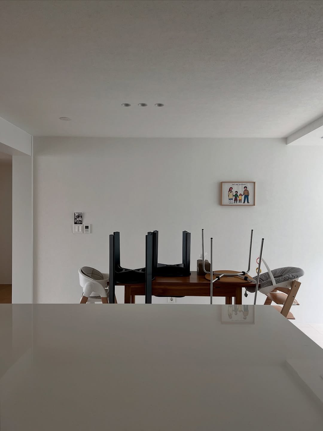 Photo shared by 도둥이네 on August 06, 2025 tagging @carlhansenandson, @stokkekorea, and @duri.official. May be an image of table, dining table, indoors and text.