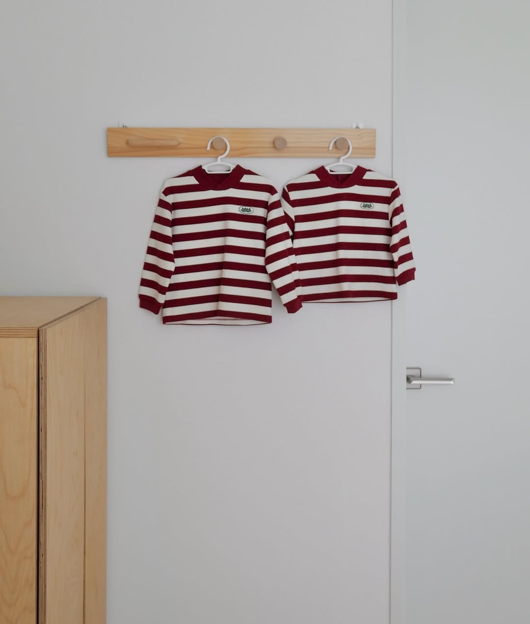 Photo shared by 도둥이네 on October 14, 2025 tagging @moimoln. May be an image of towel rack, coat rack, clothes hanger, rack and stripes.