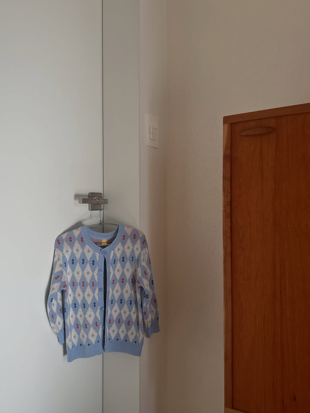 Photo shared by 도둥이네 on January 27, 2026 tagging @moimoln. May be an image of towel rack, clothes hanger, rack and text.