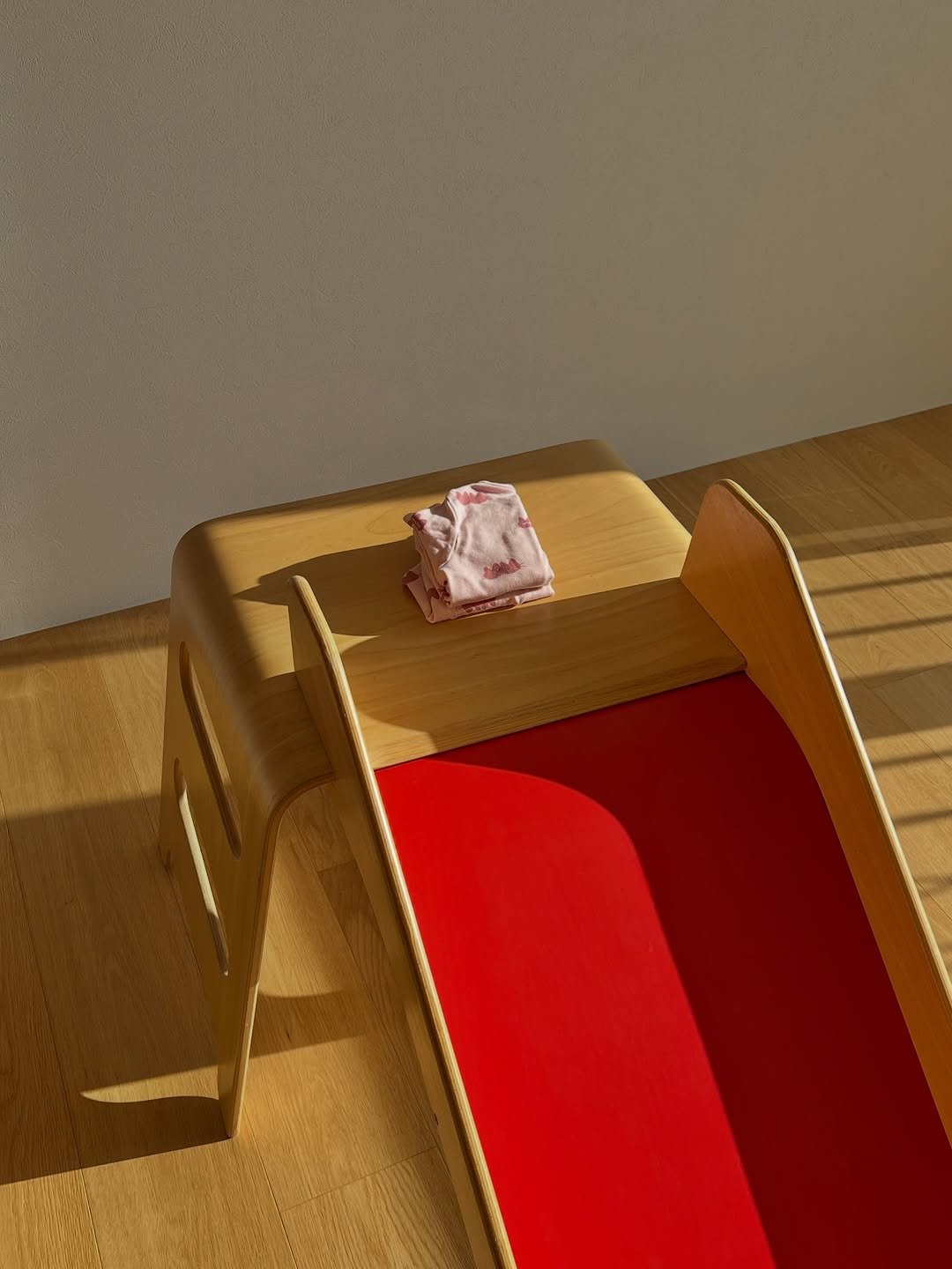 Photo shared by 도둥이네 on December 29, 2025 tagging @moimoln. May be an image of chaise lounge and text.