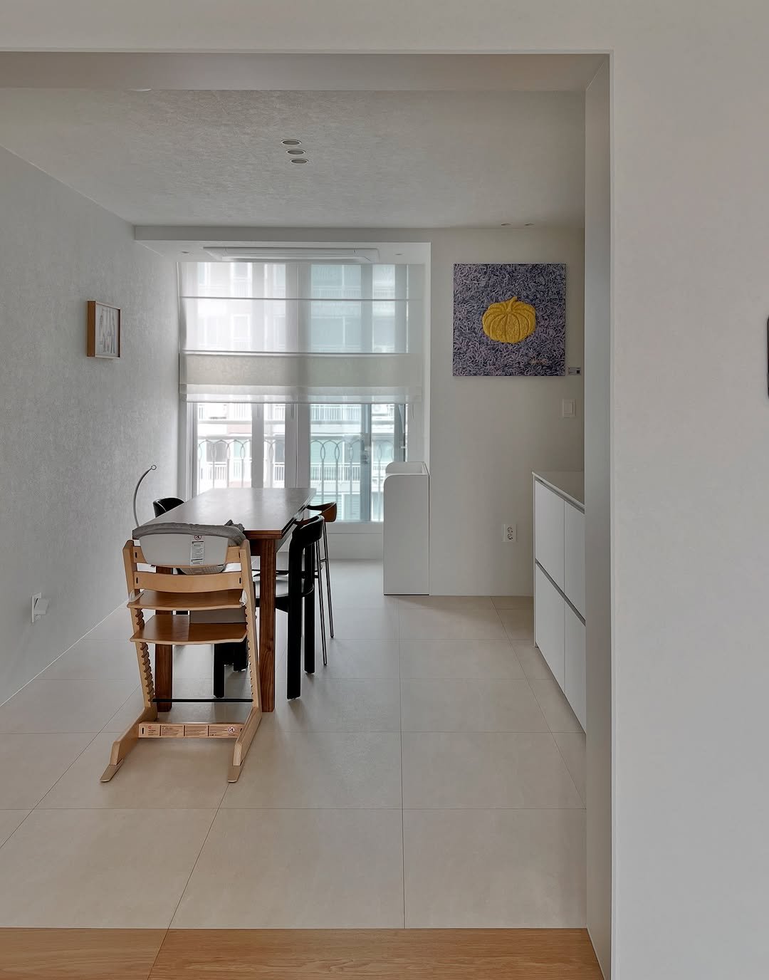 Photo shared by 도둥이네 on October 24, 2025 tagging @opengallery.co.kr.