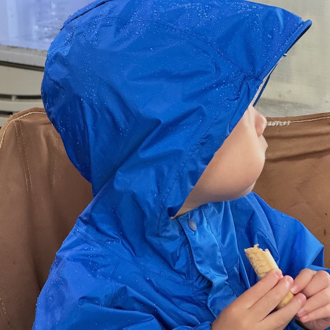 Photo by 윤승아 on October 07, 2025. May be an image of 1 person, raincoat, umbrella, snowsuit, fleece, parka and text.