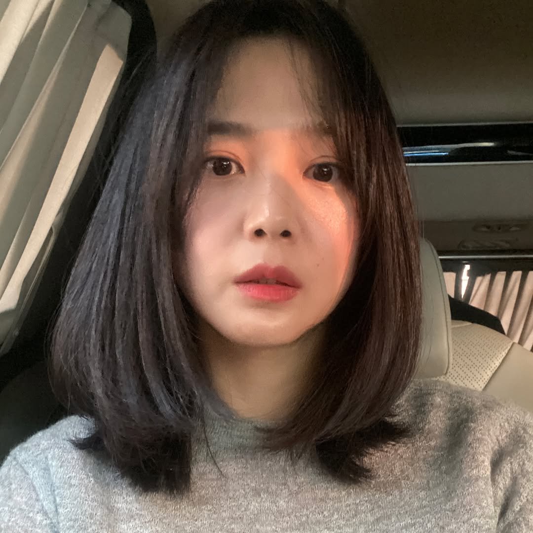 Photo by 윤승아 on December 02, 2025. May be a selfie of one or more people, bangs, blonde hair, makeup, lipstick, top, turtleneck and text.