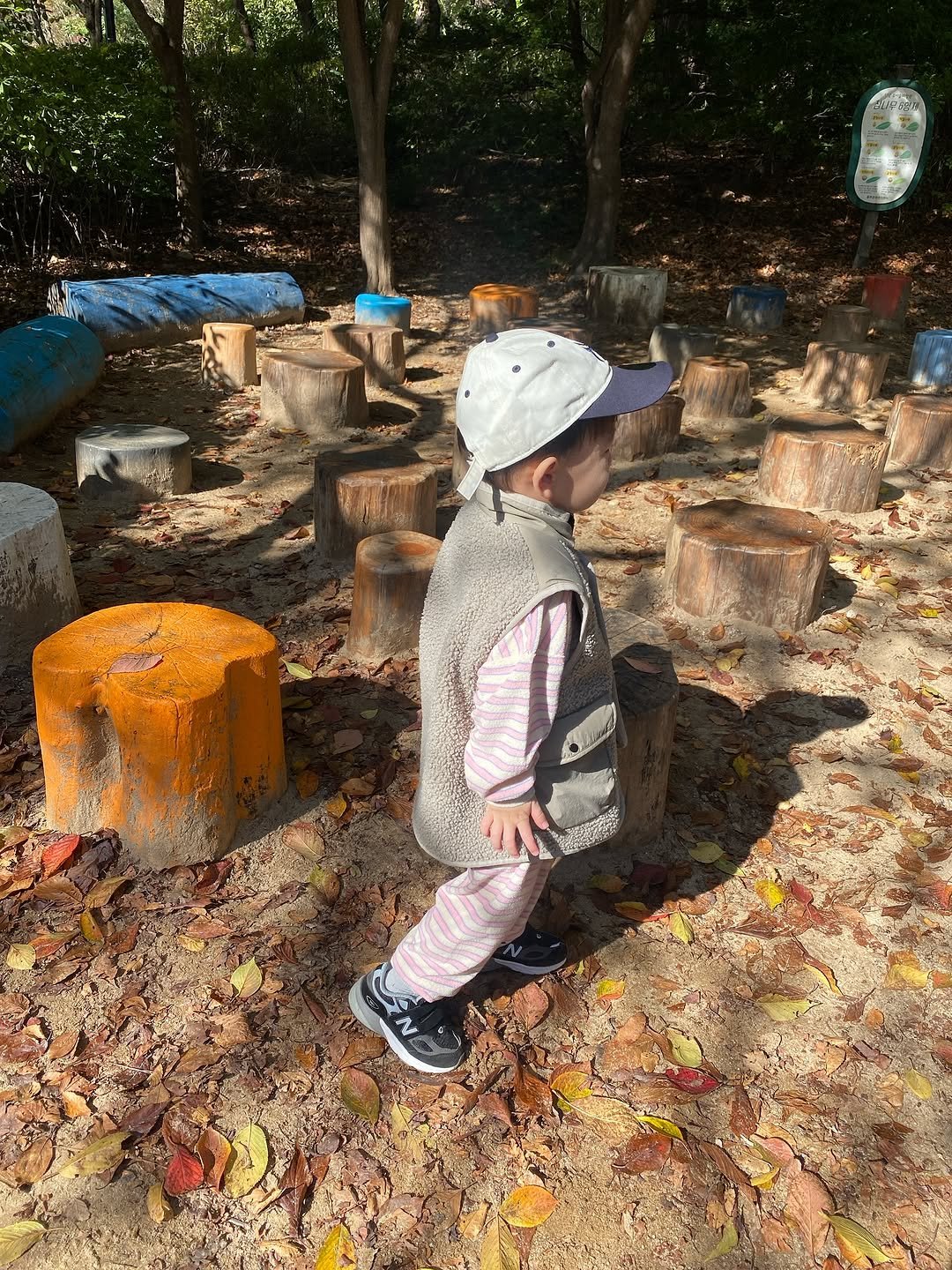 Photo by 윤승아 on November 03, 2025. May be an image of baby, duffle coat, park and text.