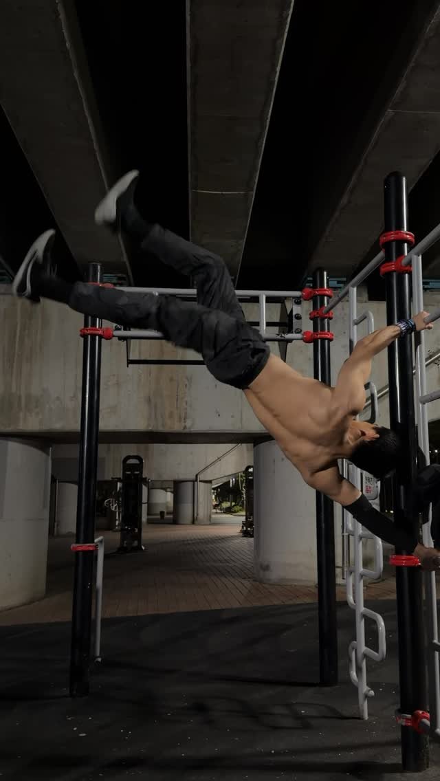 dohyun_streetworkout 게시물 이미지: 나만 공중에 계단 보이냐? ㄷㄷ😱  Human Flag Air Walk🔥
#에어워크...