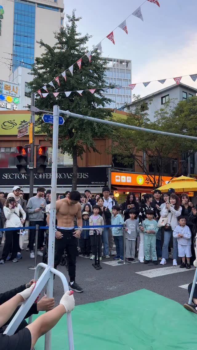 dohyun_streetworkout 게시물 이미지: 횡단보도 간지나게 건너는법 ㄷㄷ😱(반응 레전드🔥)
#테토남 #신호위반 #버스킹 

...