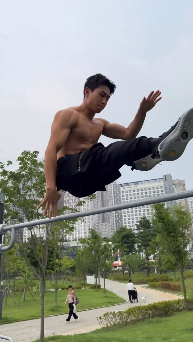 dohyun_streetworkout 게시물 이미지: 손에 이거 바르고 철봉 씹어먹었습니다😱 @chalklesskorea 

탄마 쓰면...