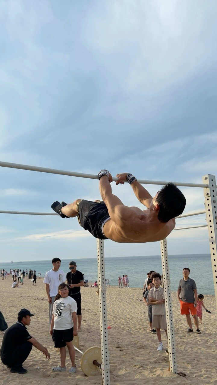 dohyun_streetworkout 게시물 이미지: 요즘 강릉 머슬비치가 핫한 이유 ㄷㄷ🔥Korea Muscle Beach🌴
#강릉...