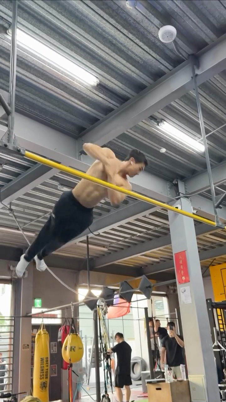 dohyun_streetworkout 게시물 이미지: 인간이 중력을 무시하면 생기는 일?😱 Swing 720...