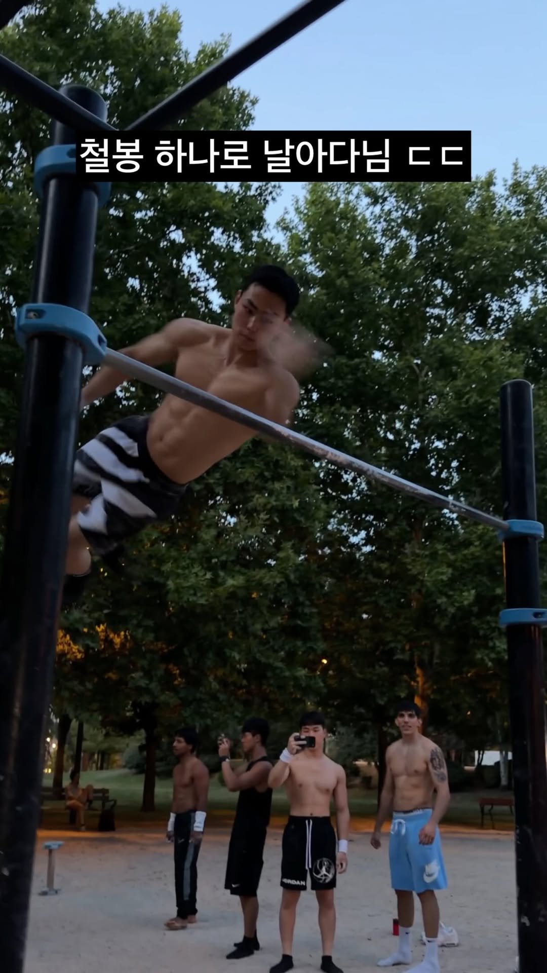 dohyun_streetworkout 게시물 이미지: 철봉만 있으면 중력을 무시하는 남자 ㄷㄷ😱This Guy Can Fly...