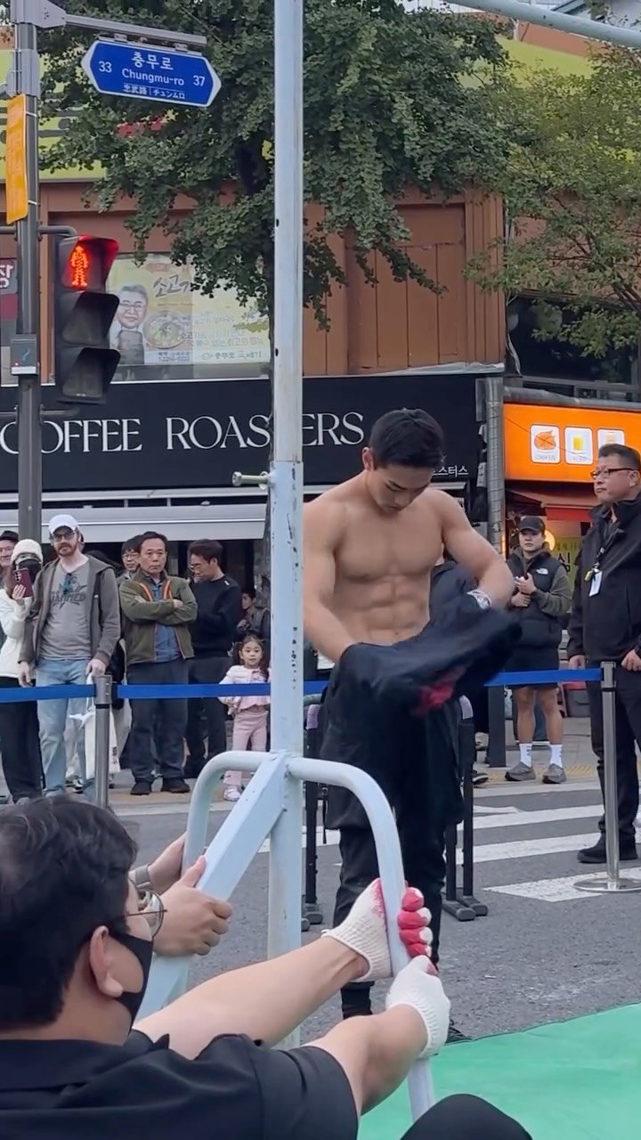 dohyun_streetworkout 게시물 이미지: 서울 한복판에서 갑자기 상탈하고 철봉하면 생기는일??😱
#반전 #힘숨찐...