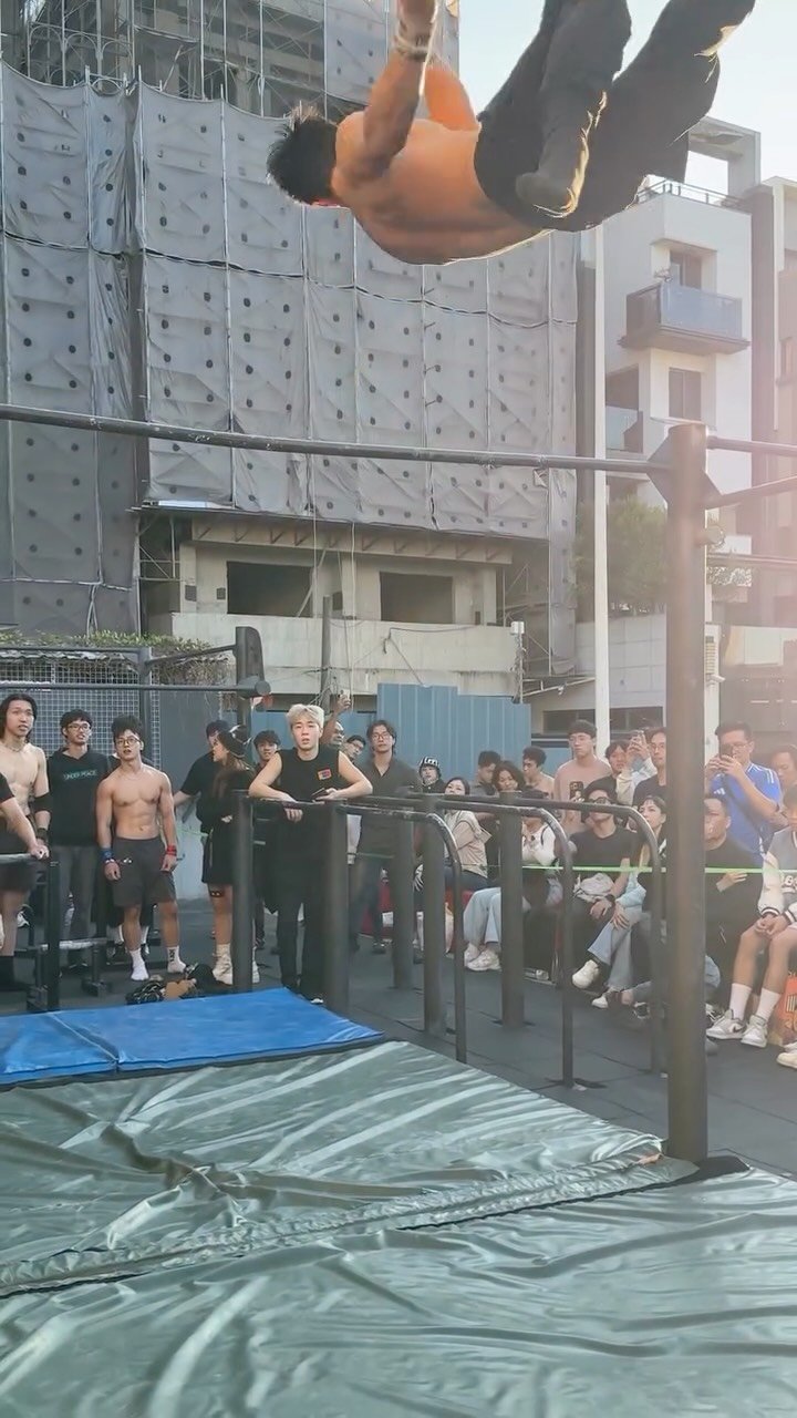 dohyun_streetworkout 게시물 이미지: 외계인이 아니면 설명이 안 되는 남자 ㄷㄷ👽🛸
#외계인 #무중력...