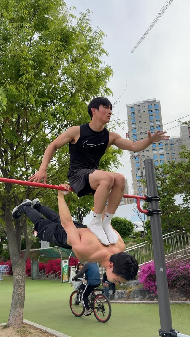 dohyun_streetworkout 게시물 이미지: 사람 위에 올라타면 생기는 일 ㄷㄷ😂Boat Boy Challenge🚣
#철봉묘기...