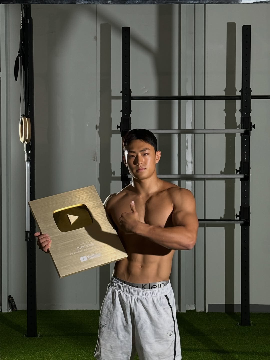 Photo shared by 이도현의철봉교실 on December 22, 2025 tagging @dohyun_streetworkout. May be an image of one or more people, biceps, people bodybuilding, sportswear and text.