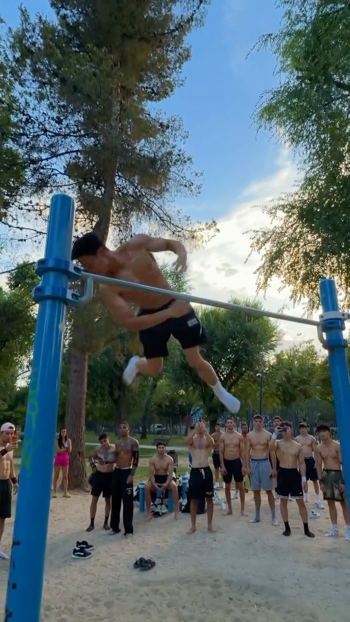dohyun_streetworkout 게시물 이미지: 외국에서 철봉으로 날아다니면 생기는 일 ㄷㄷ😱(Street Workout in...