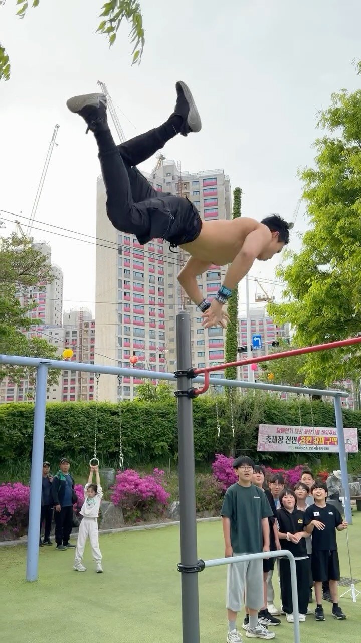 dohyun_streetworkout 게시물 이미지: 철봉에서 날아다닐수 있으면 생기는일 ㄷㄷ😱street workout...