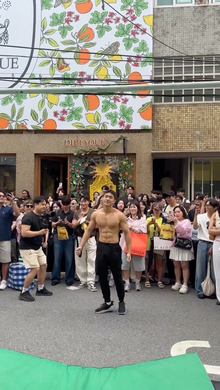 dohyun_streetworkout 게시물 이미지: 성수 한복판에서 레전드 찍은 남자 ㄷㄷ😱 Calisthenics Crowd...