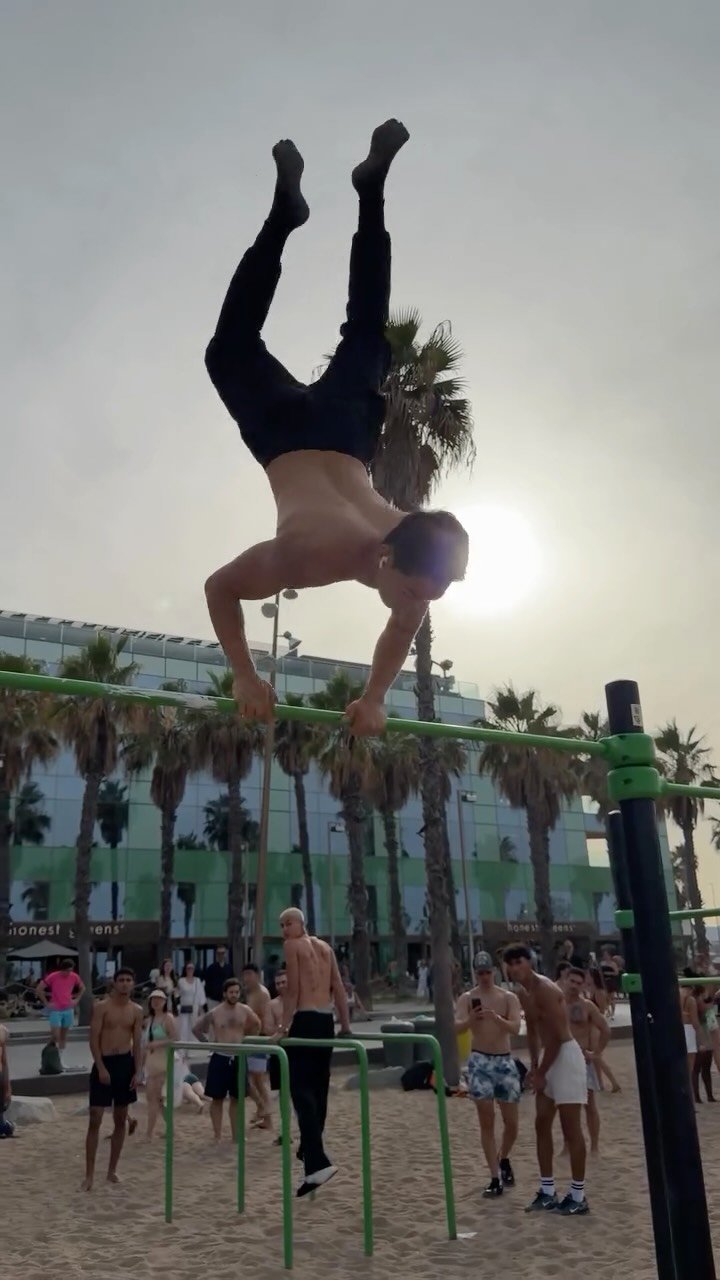 dohyun_streetworkout 게시물 이미지: 바르셀로나 머슬비치에서 철봉했더니 ㄷㄷ🫢Barcelona...