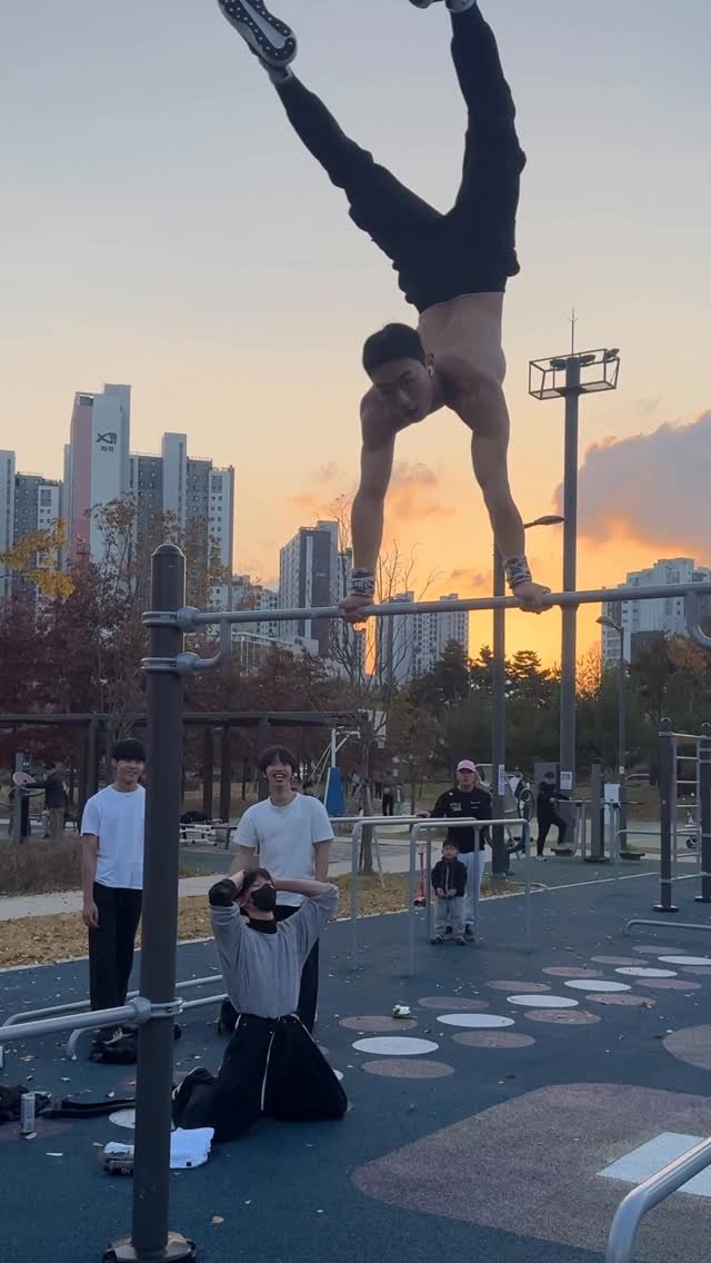 dohyun_streetworkout 게시물 이미지: 흔한 한국 남자의 피지컬 ㄷㄷ☠️
#피지컬 #가을 #공중부양

...