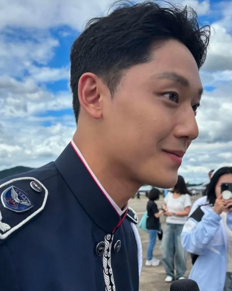 Photo shared by LEE DO HYUN 이도현 on December 19, 2024 tagging @ldh_sky.