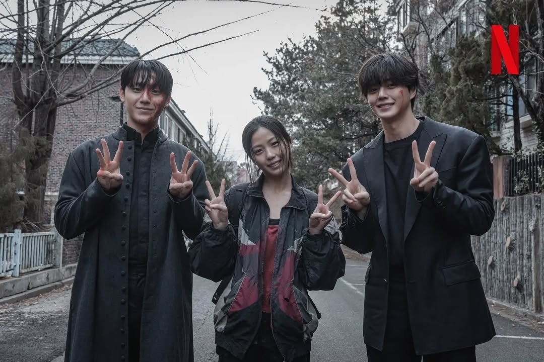 Photo shared by LEE DO HYUN 이도현 on July 23, 2024 tagging @gominsi, @songkang_b, and @ldh_sky.